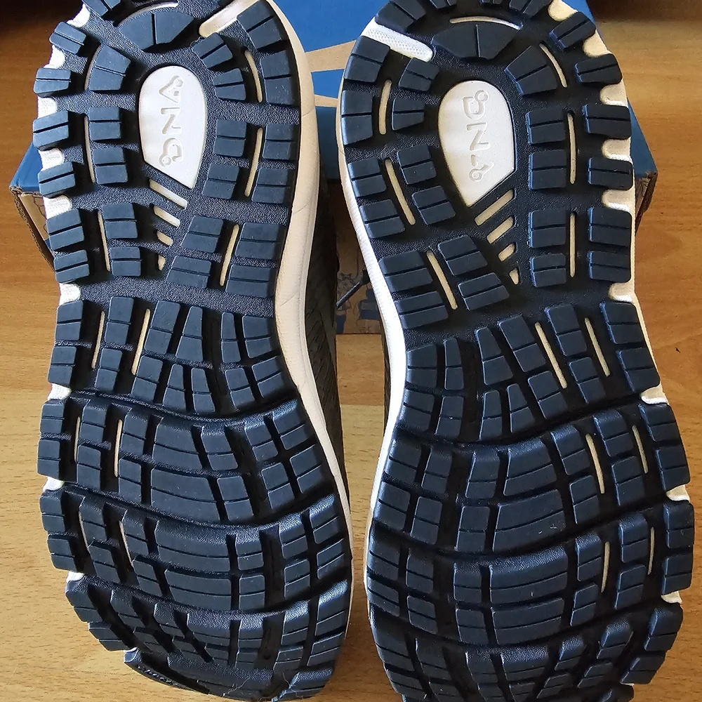 Brooks Addiction WOMENs Gray Running Shoes NIB - Picture 3 of 5